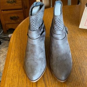 Woman’s boots size 7 never worn.